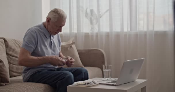Συνταξιούχος Λαμβάνοντας Χάπια Και Πόσιμο Νερό Κατά Διάρκεια Της Ρουτίνας — Αρχείο Βίντεο