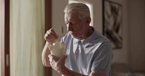 Uomo Anziano Seduto Vicino Tavolo Mangiare Cibo Asporto Durante Pranzo — Video Stock