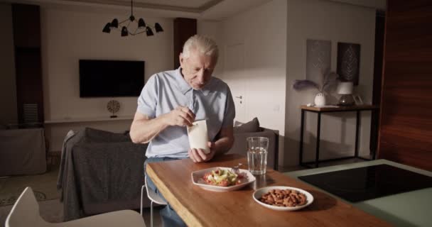 Senior Man Zit Aan Tafel Eet Afhaalmaaltijden Tijdens Lunch — Stockvideo