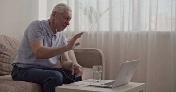 Gepensioneerde Zwaaiende Hand Spreken Met Online Familieleden Laptop — Stockvideo