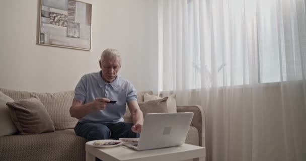 Ηλικιωμένος Άνθρωπος Που Εισάγει Διαπιστευτήρια Πιστωτικών Καρτών Στο Φορητό Υπολογιστή — Αρχείο Βίντεο