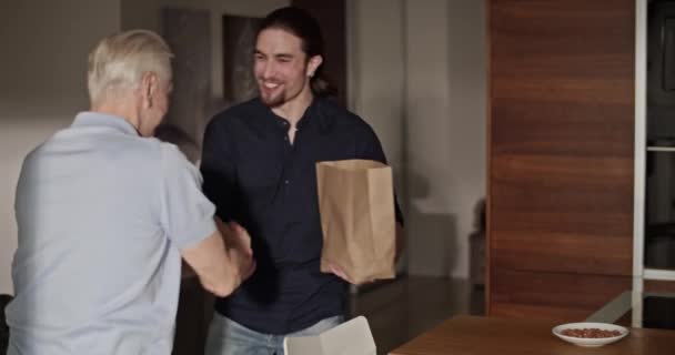 Idős Apa Üdvözöl Beszél Felnőtt Fiúval Aki Meglátogatja — Stock videók