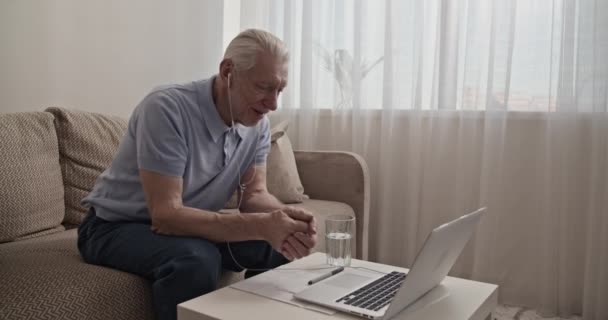 Pensionista Saludando Mano Hablando Con Familiares Línea Través Ordenador Portátil — Vídeo de stock
