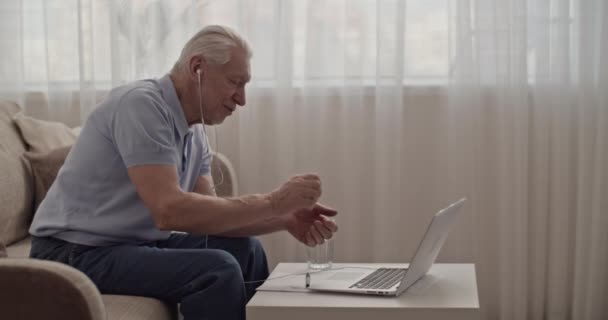 Rentner Winkt Mit Der Hand Und Spricht Laptop Mit Verwandten — Stockvideo