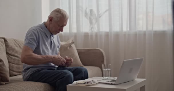 Pensionné Prenant Des Pilules Eau Potable Pendant Routine Des Soins — Video