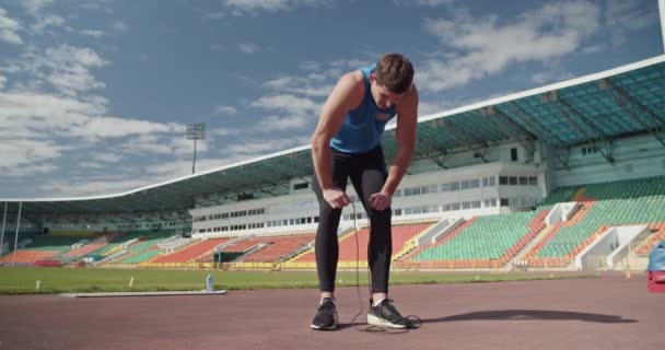 Atleta Con Cuerda Salto Inclinándose Hacia Adelante Respirando Durante Descanso — Vídeo de stock