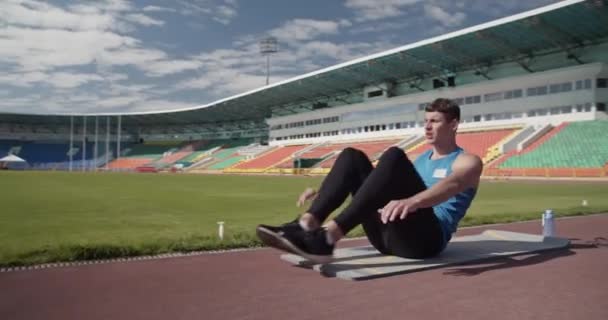 陸上トレーニング中に胸のクランチに膝を行う選手 — ストック動画