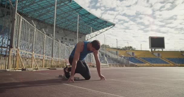 Genç Sporcu Arenada Çömelme Pozisyonundan Koşmaya Başlıyor — Stok video