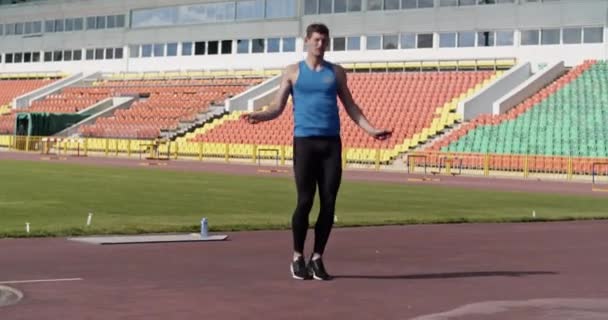 Молодий Спортсмен Тренується Стрибковою Мотузкою Трасі Стадіоні — стокове відео