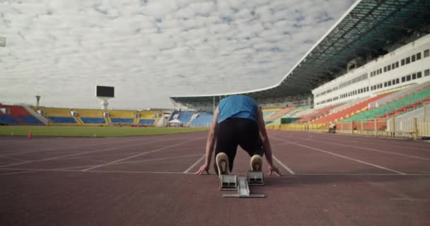 Спортсмен Який Біжить Крохмальної Стартової Позиції Стрибає Через Бар Єри — стокове відео