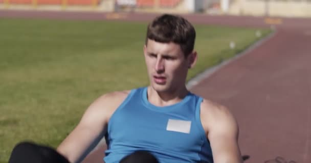 Antrenman Sırasında Abdominal Mekik Çeken Kararlı Sporcu — Stok video