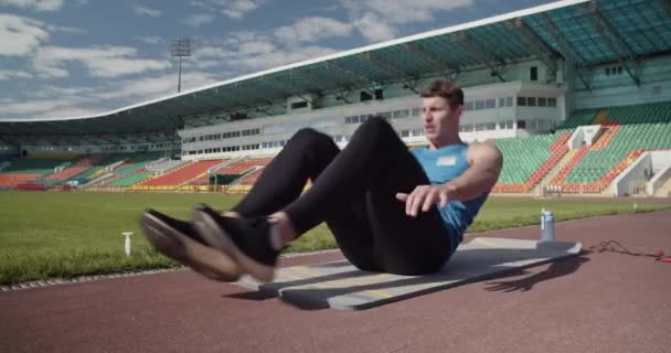 Genç Sporcu Arenada Diz Boyu Mekik Çekiyor — Stok video