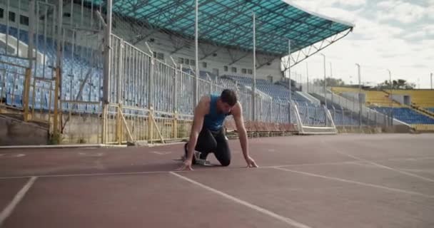 Atleta Jovem Forte Pronto Para Correr Posição Início Agachamento Arena — Vídeo de Stock