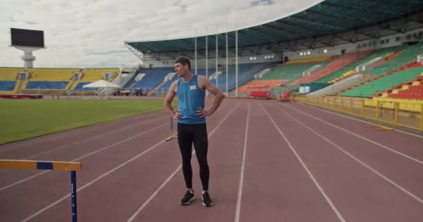 Belinde Elleri Olan Sporcu Engellerin Yanında Duruyor Nefes Alıyor — Stok video