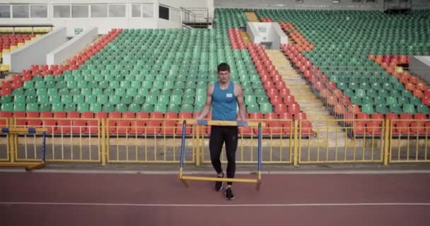 Atleta Colocando Barreira Pista Início Treino Estádio — Vídeo de Stock