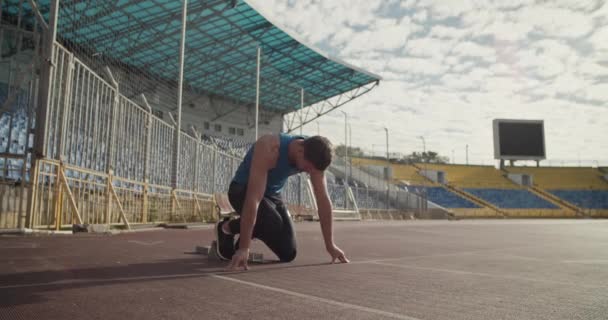 Jovem Atleta Começando Correr Posição Início Agachamento Arena Slow Motion — Vídeo de Stock