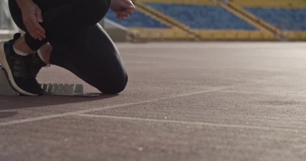 Sportowiec Przygotowuje Się Biegu Pozycji Startowej Przykucnięcia Podczas Wyścigu — Wideo stockowe