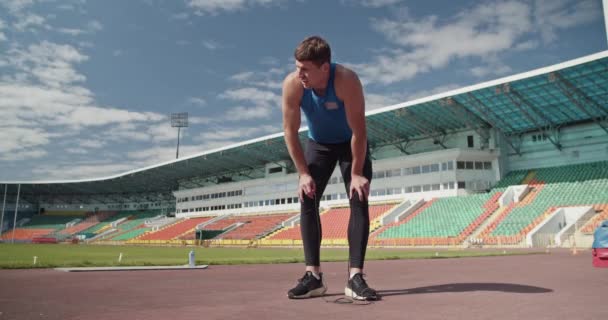 Atlama Sporcusu Teneffüste Öne Eğiliyor Nefes Alıyor — Stok video