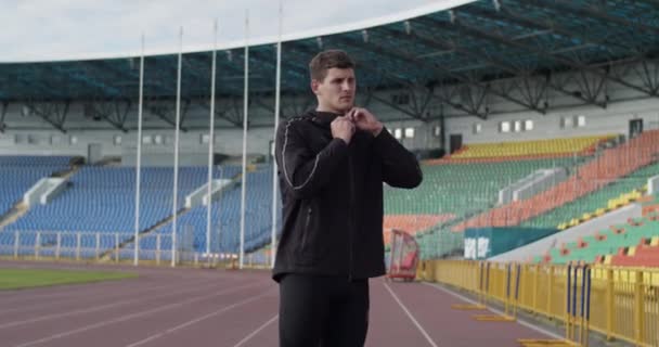 Genç Sporcu Antrenmandan Önce Fermuarını Açıp Eşofman Ceketini Çıkarıyor — Stok video