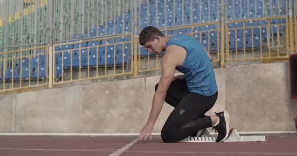 Sportsman Correndo Posição Início Agachamento Pista Arena — Vídeo de Stock