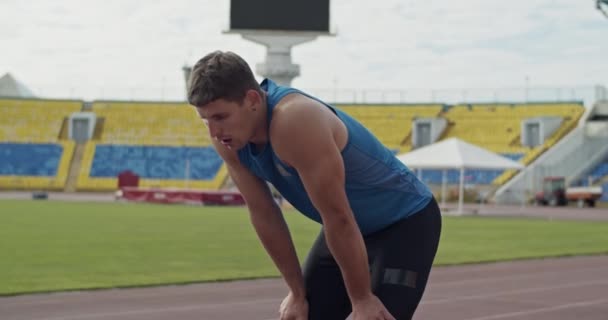 Esportista Cansado Curvando Para Frente Respirando Após Corrida Estádio — Vídeo de Stock