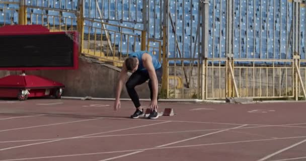 Sportsman Touching Track Looking Away Crouch Start Position — ストック動画