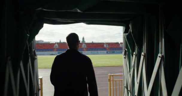 Sportler Mit Wasserflasche Läuft Trainingsbeginn Ins Stadion — Stockvideo