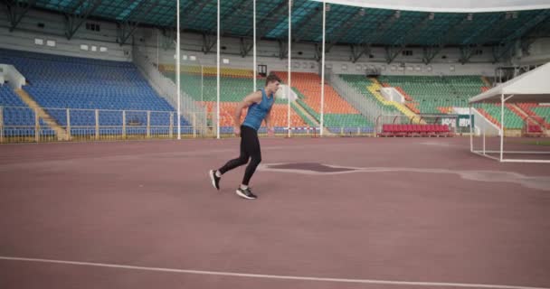 Giovane Atleta Che Corre Salta Oltre Sbarra Atterrare Tappetino Arena — Video Stock