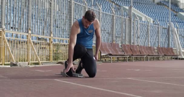 Sportsman Touching Track Looking Away Crouch Start Position — ストック動画