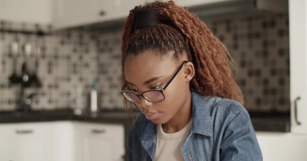 Jovem Mulher Negra Escrevendo Dados Tablet Enquanto Estudava Casa — Vídeo de Stock