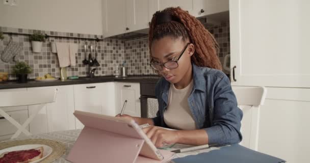 Jonge Afro Amerikaanse Vrouw Browsen Gegevens Tablet Het Maken Van — Stockvideo