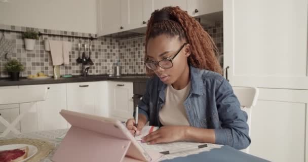 Joven Mujer Negra Anotando Datos Tableta Mientras Estudia Casa — Vídeos de Stock