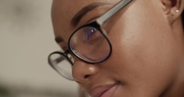 Μαύρη Γυναίκα Γυαλιά Ανάγνωση Δεδομένων Σχετικά Συσκευή Κατά Διάρκεια Της — Αρχείο Βίντεο