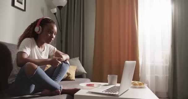 African American Woman Sitting Couch Watching Film Netbook — Video Stock