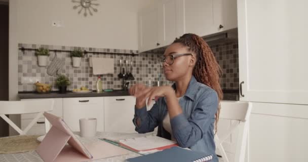 Black Woman Talking Discussing Task Teacher Online Lesson — Vídeo de Stock