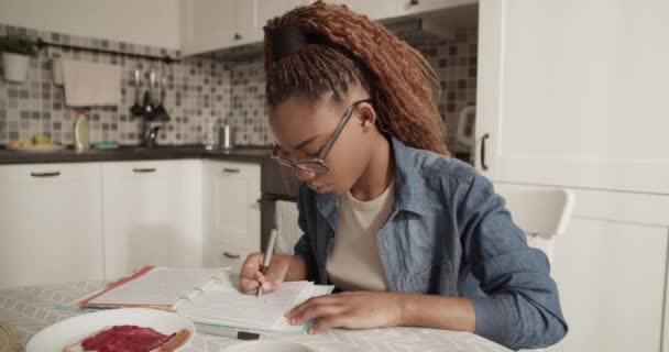 Black Woman Making Notes Plate Toast Home Studies — Vídeo de Stock