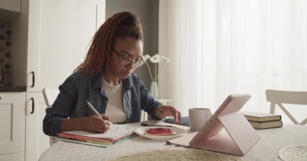 Mujer Negra Comiendo Tostadas Tomando Café Mientras Escribe Datos — Vídeos de Stock