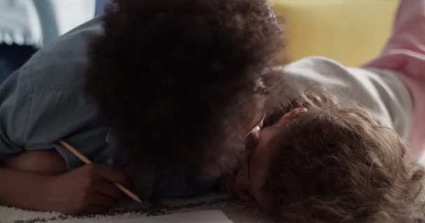 Preto Mãe Falando Beijando Caprichoso Criança Enquanto Descansando Chão — Vídeo de Stock