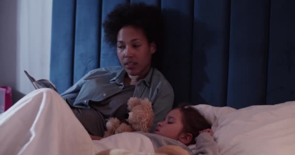 Black Mother Reading Story Sleepy Daughter Bed Time Home — Video Stock