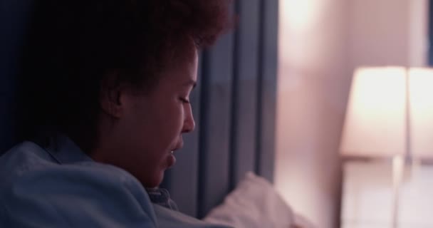 Mãe Negra Apontando Para Livro Falando Com Criança Cama Noite — Vídeo de Stock