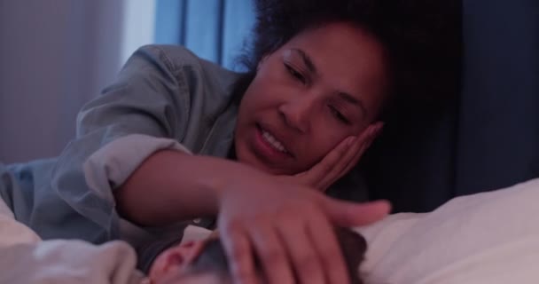 Černá Maminka Hladí Hlavu Spícího Dítěte Zatímco Leží Posteli Noci — Stock video