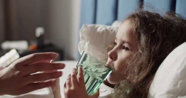 Madre Nera Che Acqua Fresca Bambino Malato Sdraiato Sul Letto — Video Stock