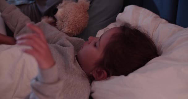 Feliz Mãe Negra Lendo Conto Fadas Para Criança Enquanto Deitado — Vídeo de Stock