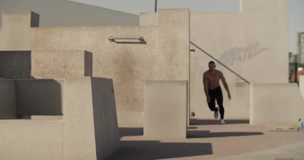 Deportista Sin Camisa Saltando Barrera Mientras Hace Parkour Calle — Vídeos de Stock