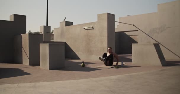 Atlet Pria Yang Kuat Melakukan Crunches Dekat Dinding Beton Selama — Stok Video