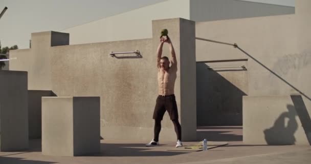 Athlète Faisant Kettlebell Balançant Sur Terrain Sport Près Murs Béton — Video