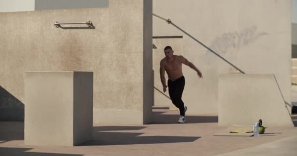 Shirtless Sportsman Jumping Barrier While Doing Parkour Street — Stockvideo