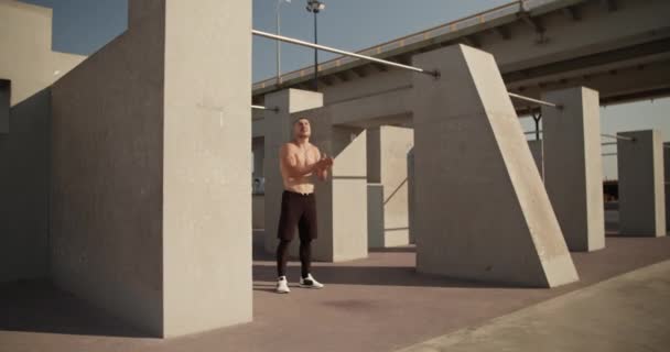 Muscular Male Athlete Doing Pull Exercise Bar Street — Video Stock