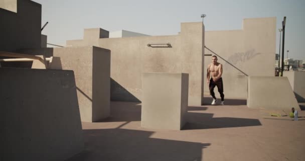 Hemdloser Sportler Springt Beim Parkour Auf Der Straße Über Absperrung — Stockvideo