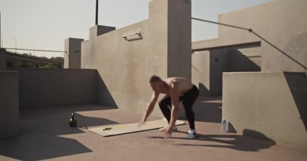 Shirtless Athlete Doing Squat Thrusts Concrete Walls Street — Video Stock